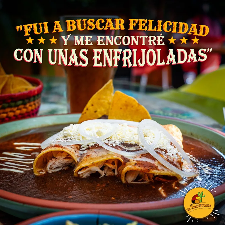 Plato de enfrijoladas con crema y cebolla